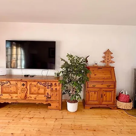 Cosy Apartment, Private Garden With Mountain Views Apartment